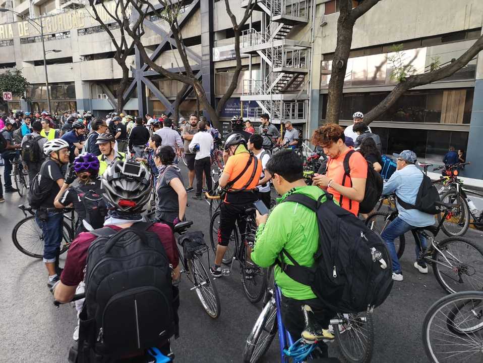 Ciclistas salieron de cuatro puntos de la CdMx para llegar a la Glorieta de los Insurgentes. (Jorge Becerril)