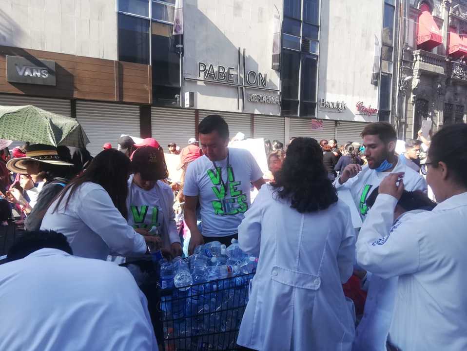 Colocan módulos de hidratación y regalan alimentos a estudiantes que participan en la #MegaMarchaUniversitaria. (Jaime Zambrano)