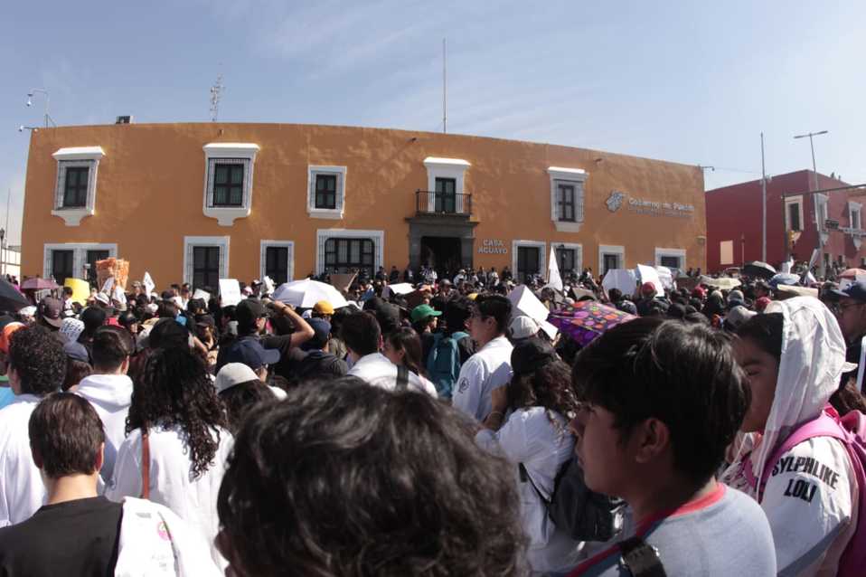 Comienza reunión entre estudiantes y Barbosa en Casa Aguayo. (Melanie Torres)