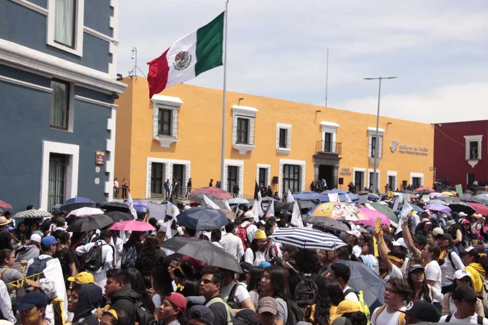 Concluye #MegaMarchaUniversitaria; alumnos se dispersan. (Melanie Torres)