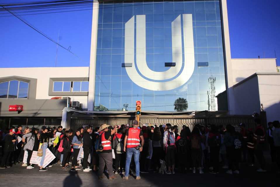 Estudiantes Upaep marchan para unirse a contingente de la Avenida Juárez. (Andrés Lobato)