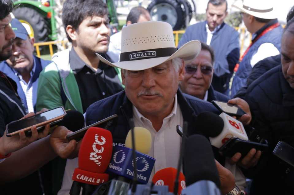 El funcionario federal reconoció el trabajo que han realizado los productores lecheros en La Laguna. (Mauricio Román)