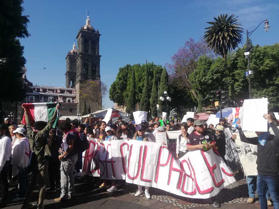 Gritan estudiantes frente a Palacio Municipal: ¡Esos son los que chingan a la nación! (Jaime Zambrano)