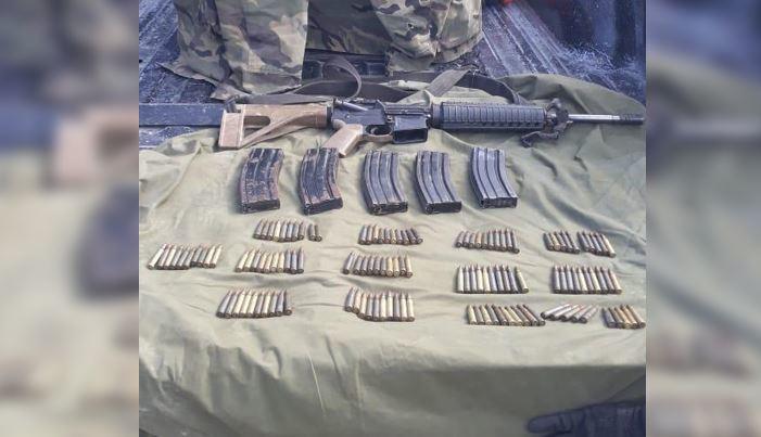 Dos hombres fueron detenidos con un arma larga en Los Aldama, Nuevo León. Foto: Especial