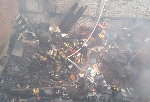 El incendio se originó dentro de la casa ubicada en San Felipe, colonia Xoco. | Twitter @SGIRPC_CDMX