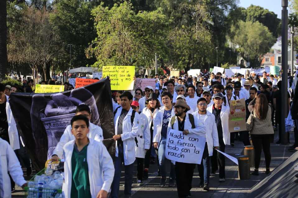 Inicia Mega Marcha Universitaria con estudiantes de más de 30 universidades en demanda de seguridad. (Andrés Lobato)