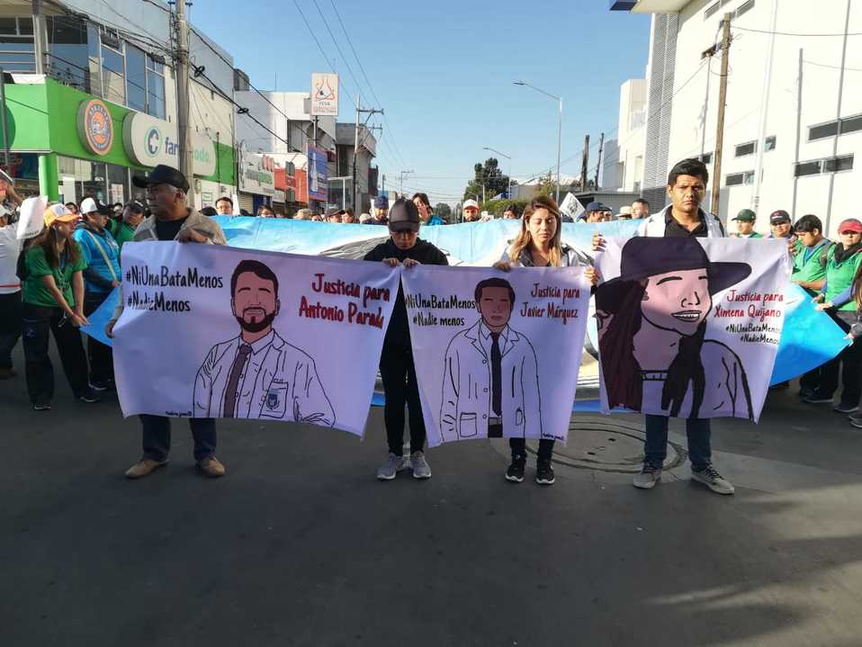 Con lágrimas en los ojos amigos y familiares de Francisco Javier Tirado Márquez. (Angélica Tenahua)