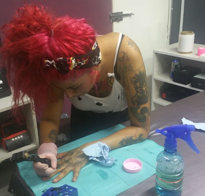 Laura se ha tatuado más de 56 de sus diseños. (Cortesía)