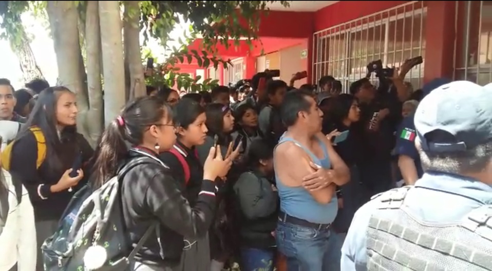 Un maestro que es señalado por acoso sexual se encerró en un salón. (Captura de pantalla)