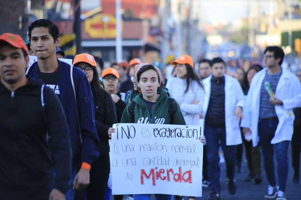 Parte marcha estudiantes de CU BUAP al Centro de Puebla. (Andrés Lobato)