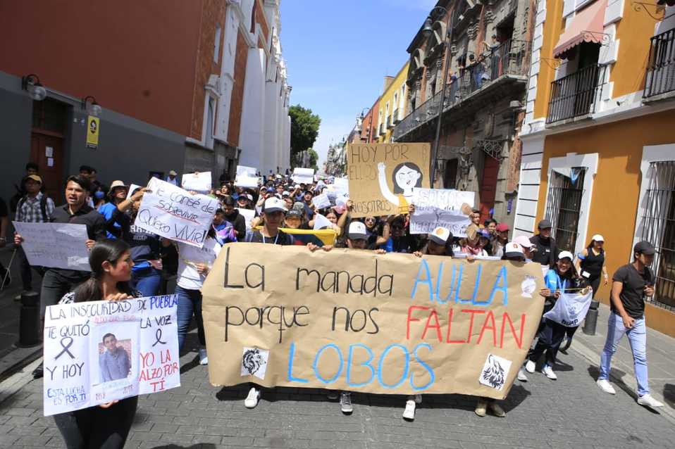 En la Mega Marcha participaron más de 30 universidades. (Andrés Lobato)