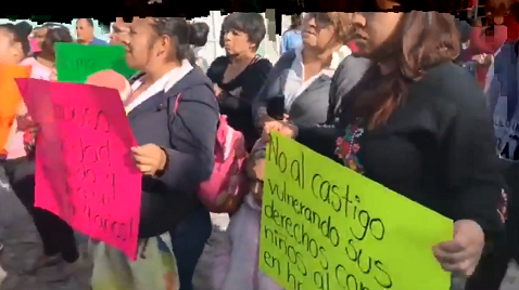 Los padres de familia tomaron el plantel para denunciar los casos de maltrato.