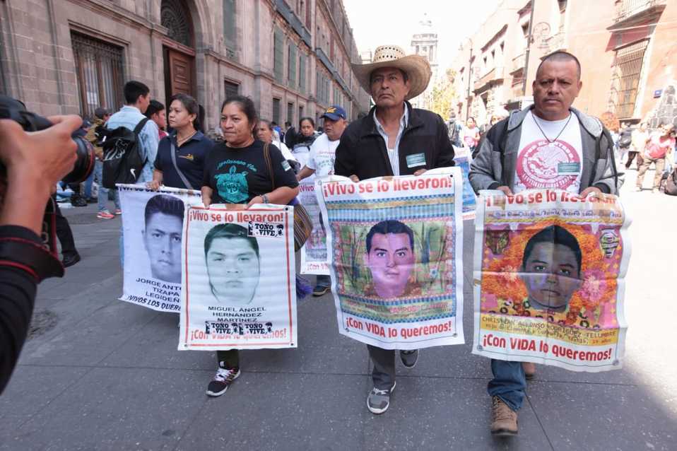 Los padres de los normalistas de Ayotzinapa llegaron a Palacio Nacional (Jesús Quintanar)