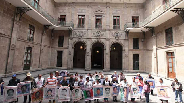 Padres de los 43 piden que UIF investigue a Murillo Karam y Tomás Zerón