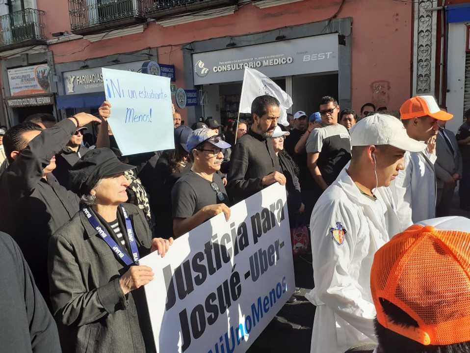 Participa rector BUAP en #MegaMarchaUniversitaria cargando manta para exigir justicia. (Jaime Zambrano)