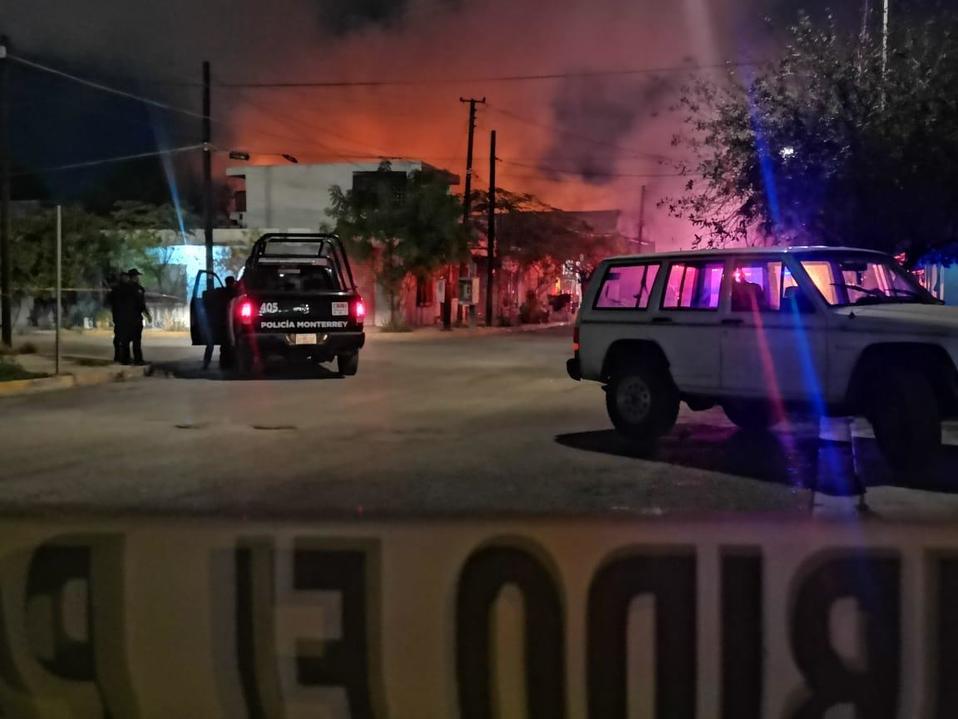 Policía de Monterrey en incendio de bodega. (Foto: Israel Santacruz)