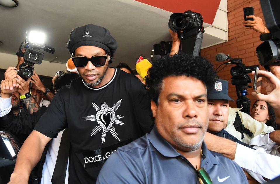 Ronaldinho sale de la fiscalía (AFP)