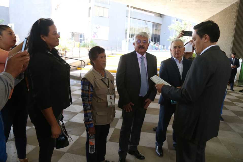 Ruta 5 y Ruta Ciudadana entregaron el documento al presidente del Congreso, Juan Carlos Ruiz. Foto: Jorge López