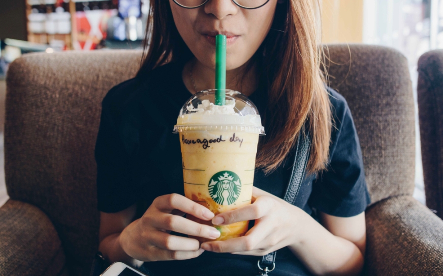 Starbucks tira la casa por la ventana para celebrar el cumpleaños 25 de su Frappuccino (Shutterstock).