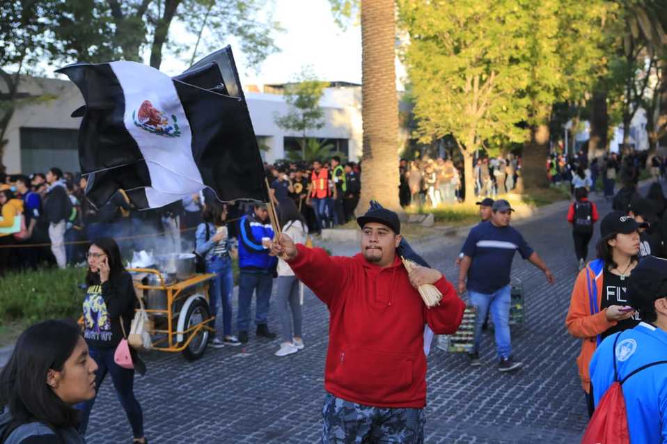 Venden banderas de México con colores negros y tamales ante la #MegaMarchaUniversitaria. (Andrés Lobato)