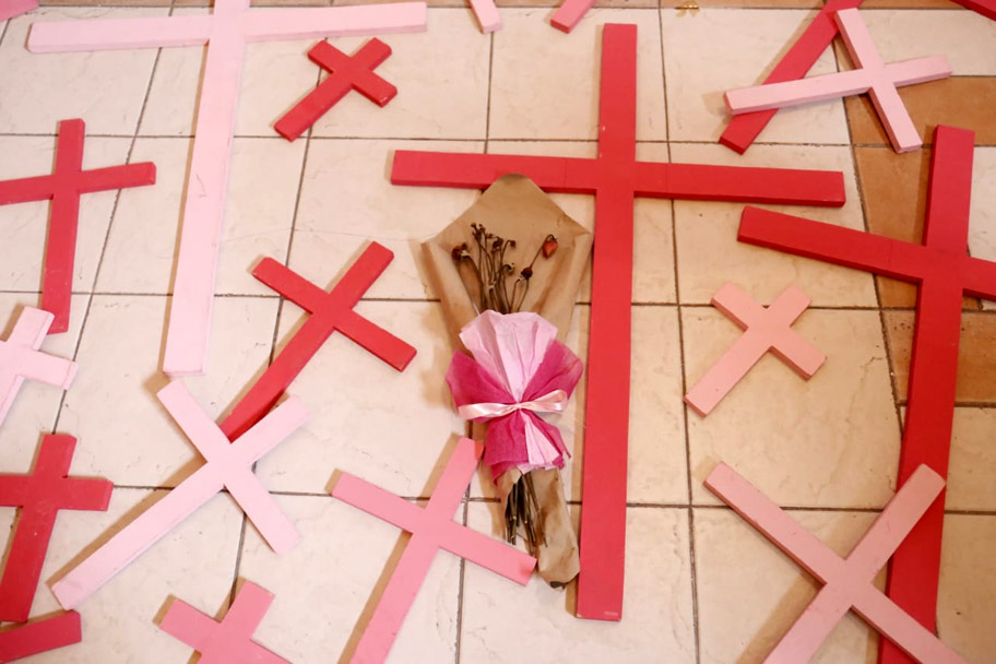 Cruces para recordar a víctimas de feminicidio en Lerdo. (Rolando Riestra)