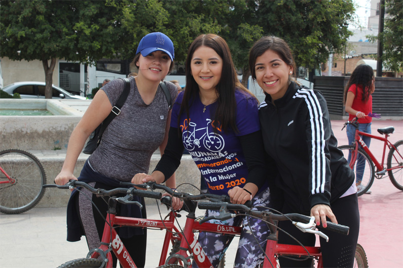 Estudiantes y público en general participaron en la rodada por el Día Internacional de la Mujer que realizó la Facultad de Derecho UAdeC Unidad Torreón.