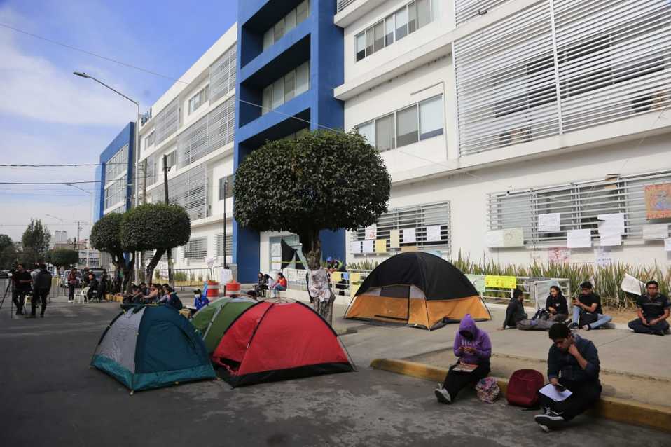 Estudiantes de medicina de la BUAP, siguen en paro. (Andrés Lobato)