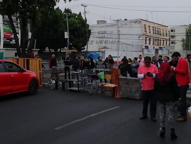 Familiar desalojadas de la alcaldía Cuauhtémoc cierran vialidades en la Av. San Antonio Abad. (Jorge Becerril)