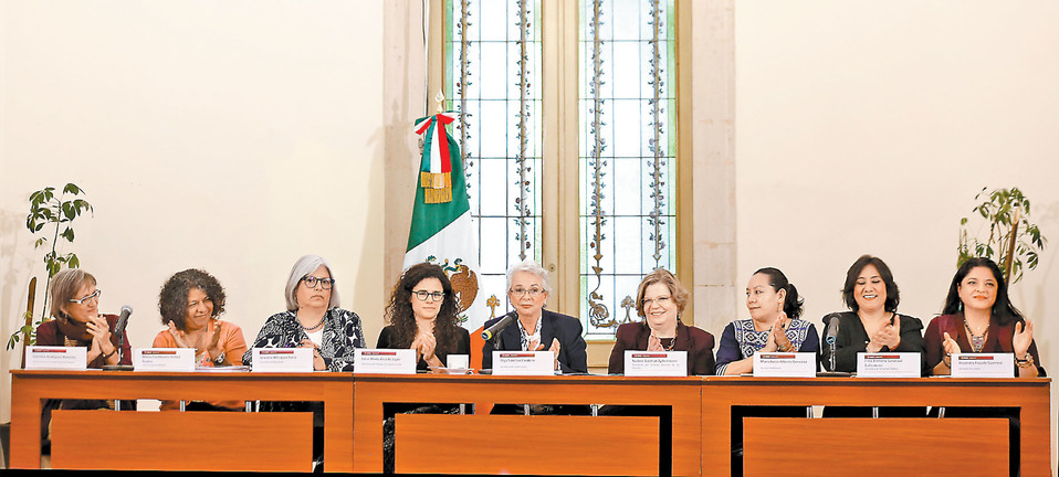 Funcionarias federales, en la conferencia de prensa en Bucareli. (Nelly Salas)