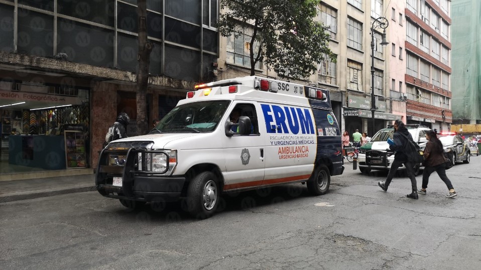Hombre es trasladado a un hospital después de electrocutarse. (Jorge Becerril)