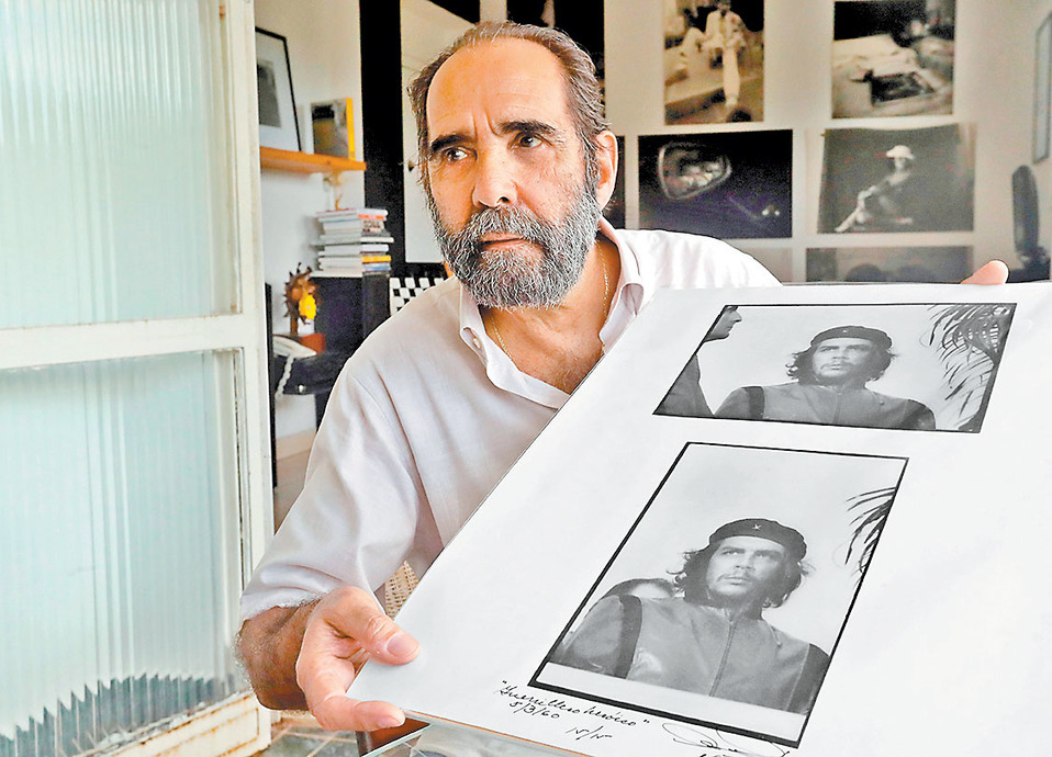 José A. Figueroa muestra las dos versiones del retrato. (EFE)