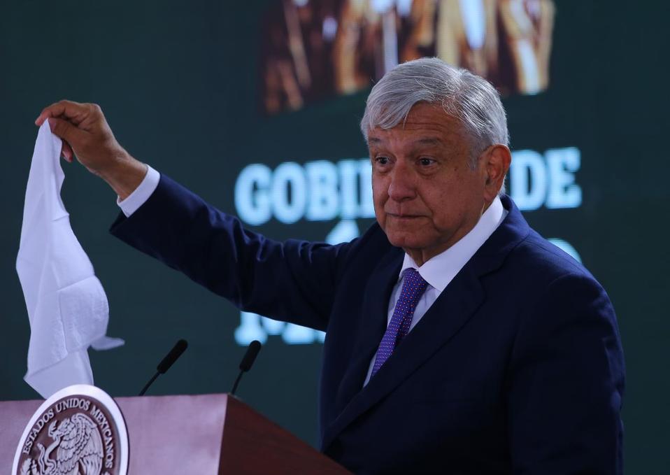 López Obrador afirmó que llevan buena relación con el magisterio. (Héctor Téllez)
