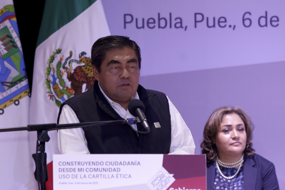 Miguel Barbosa Huerta encabezó la premiación del concurso Construyendo Ciudadanía desde mi comunidad. (Agencia Enfoque)