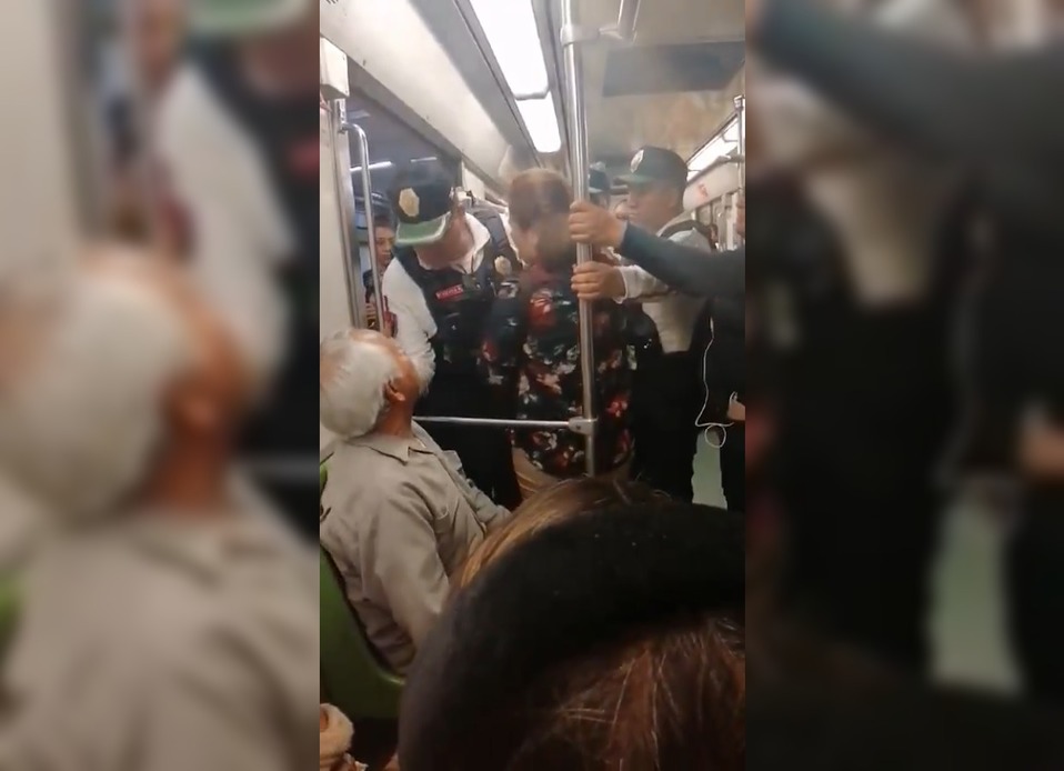 Una mujer intentó sacar a un hombre de la tercera edad del Metro | Captura de pantalla