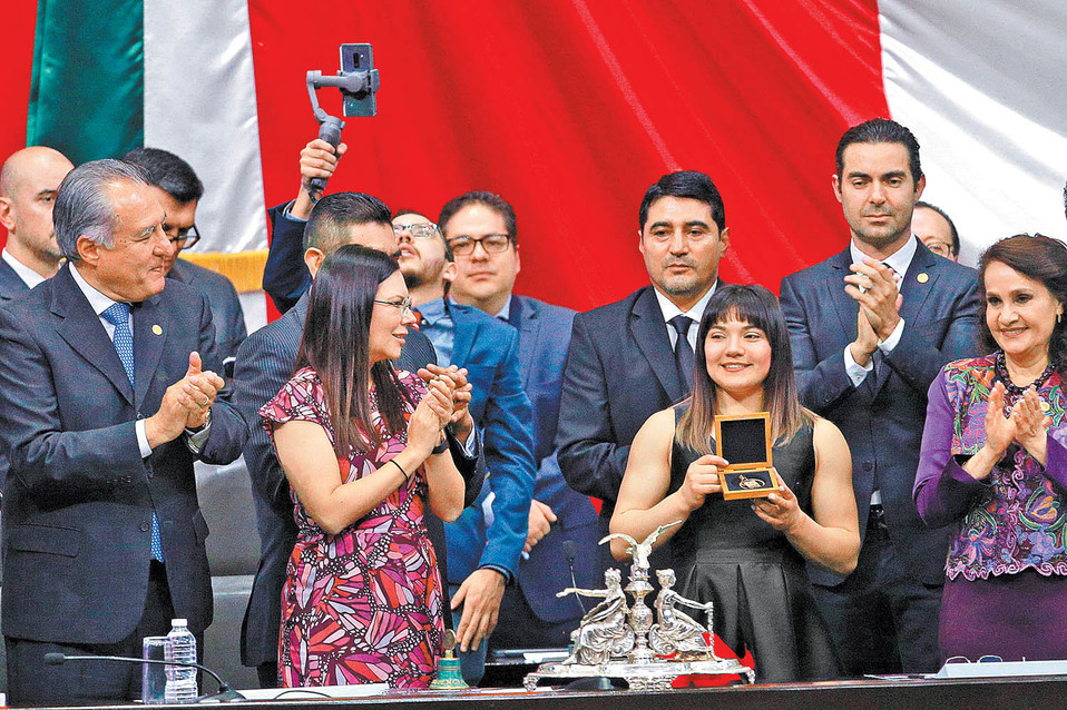 Orgullosa, Alexa Moreno mostró su medalla. (Iván López)