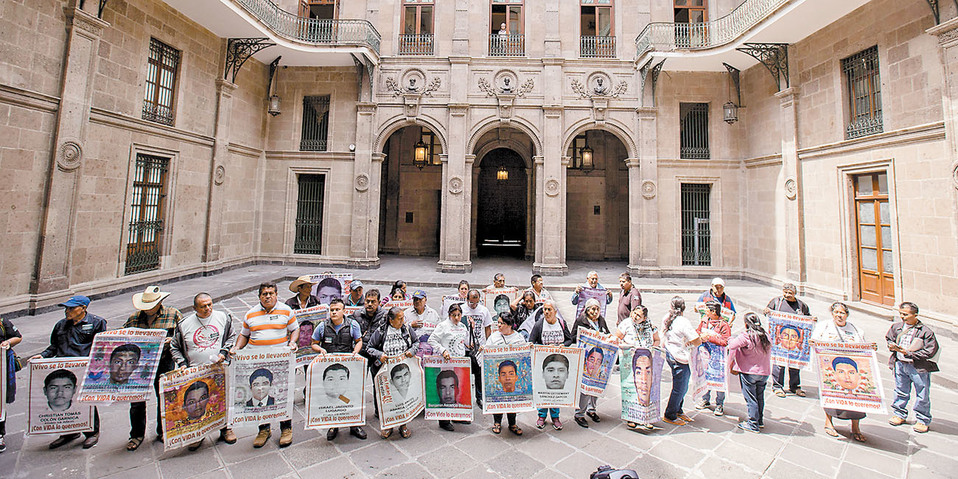 Padres de los normalistas en Palacio Nacional, donde pidieron la intervención de la UIF. (Jesús Quintanar)