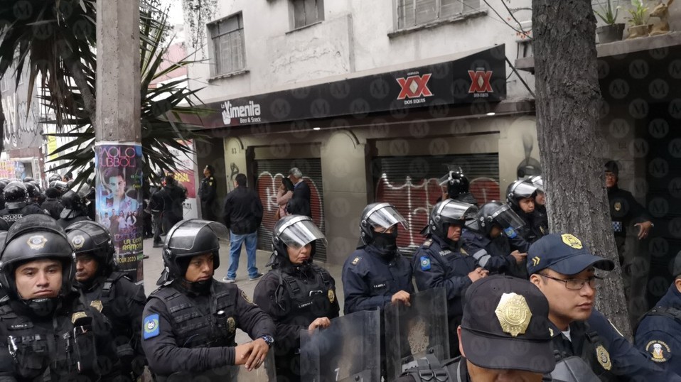 Policías de la SSC realizan el desalojo del inmueble. (Jorge Becerril)