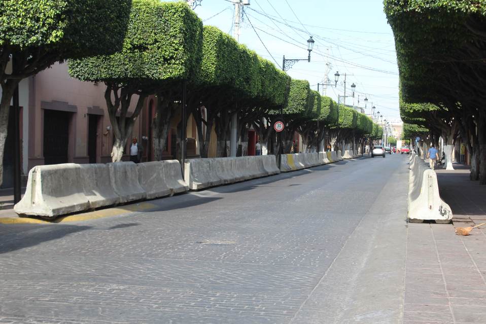 En la calle Madero de la ciudad de León, se pueden ya ver muros de concreto para proteger a los asistentes al tramo callejero del Rally 2020. Foto: Da