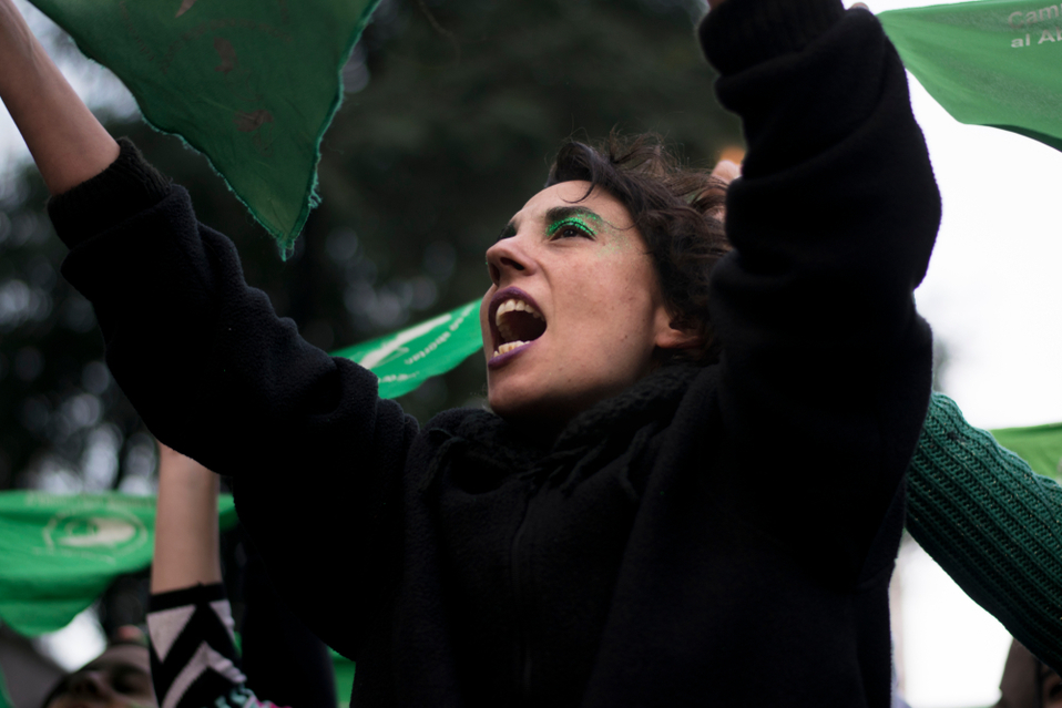 Feminista marchando por el derecho a decidir (Shutterstock).