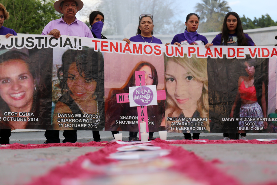 Las mujeres leyeron un decálogo en torno a los feminicidios en México. (Mauricio Román)