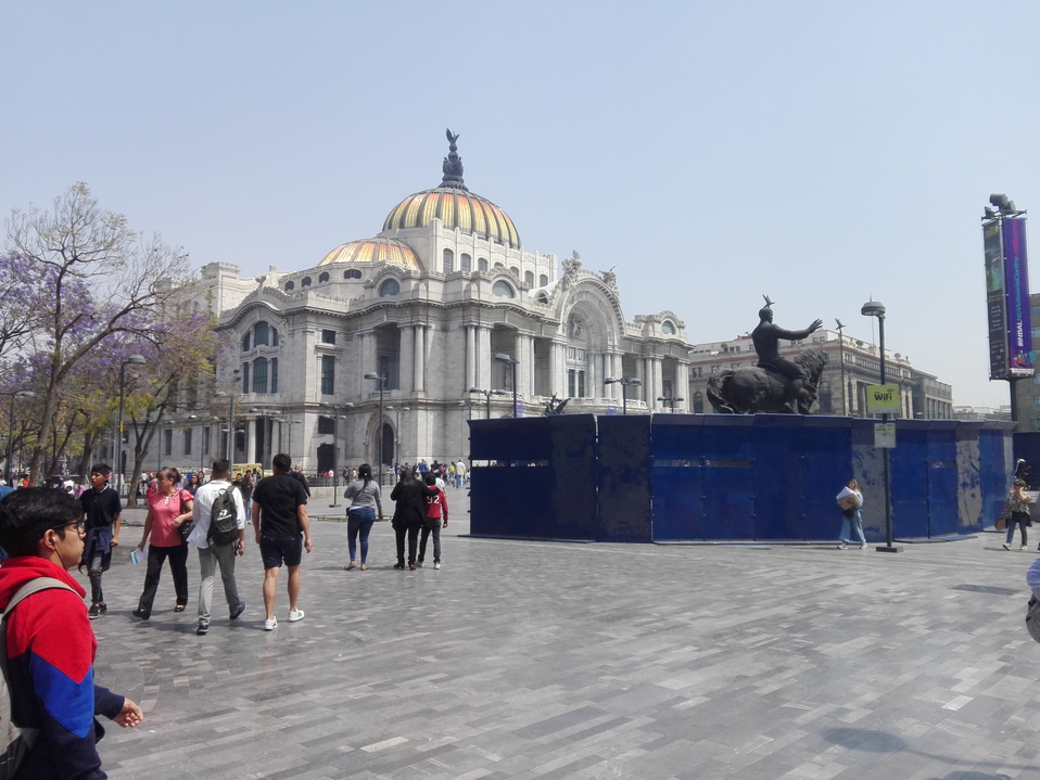 El Palacio de Bellas Artes también fue resguardado con tapiales. (Raúl Ojeda)
