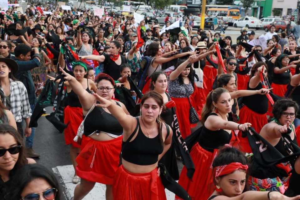 Perú. Mujeres se manifiestan durante el Día Internacional de la Mujer en Lima. (EFE)