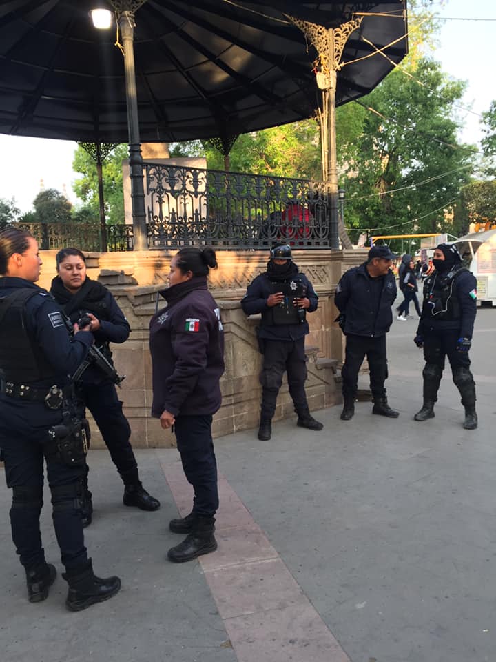Policías rodean las actividades por motivo del 8 de marzo en La Floresta, Tulancingo. (Cortesía: Facebook)