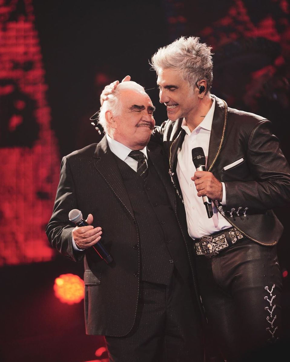 'El Potrillo' canta junto a su padre Vicente Fernández (Instagram: alexoficial).
