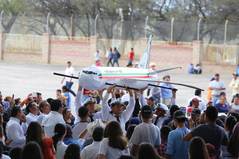Hacen réplica del avión presidencial en Zacatecas. (Héctor Téllez)
