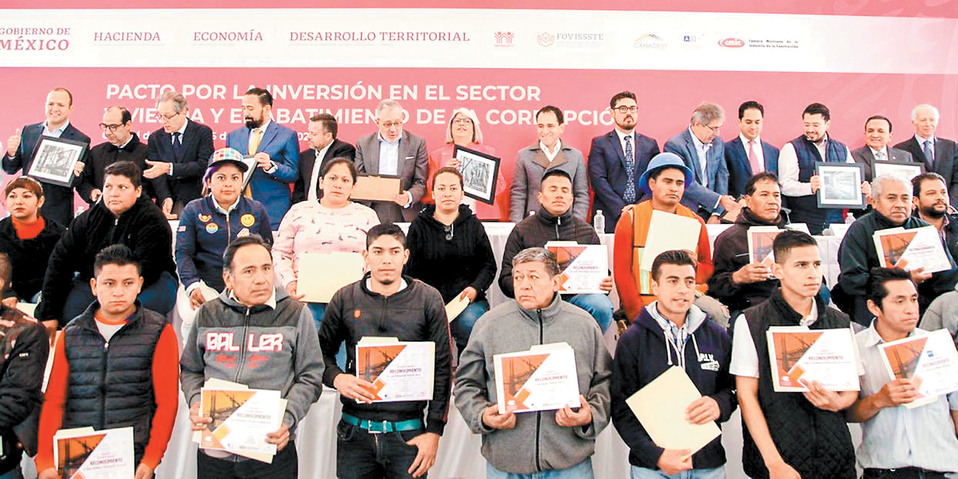 Secretarios de Estado y empresarios, en la firma del acuerdo. (Especial)
