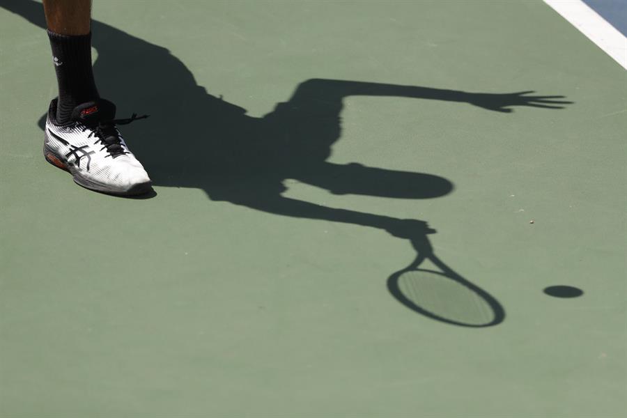 Silueta de un tenista en la Copa Davis (EFE)
