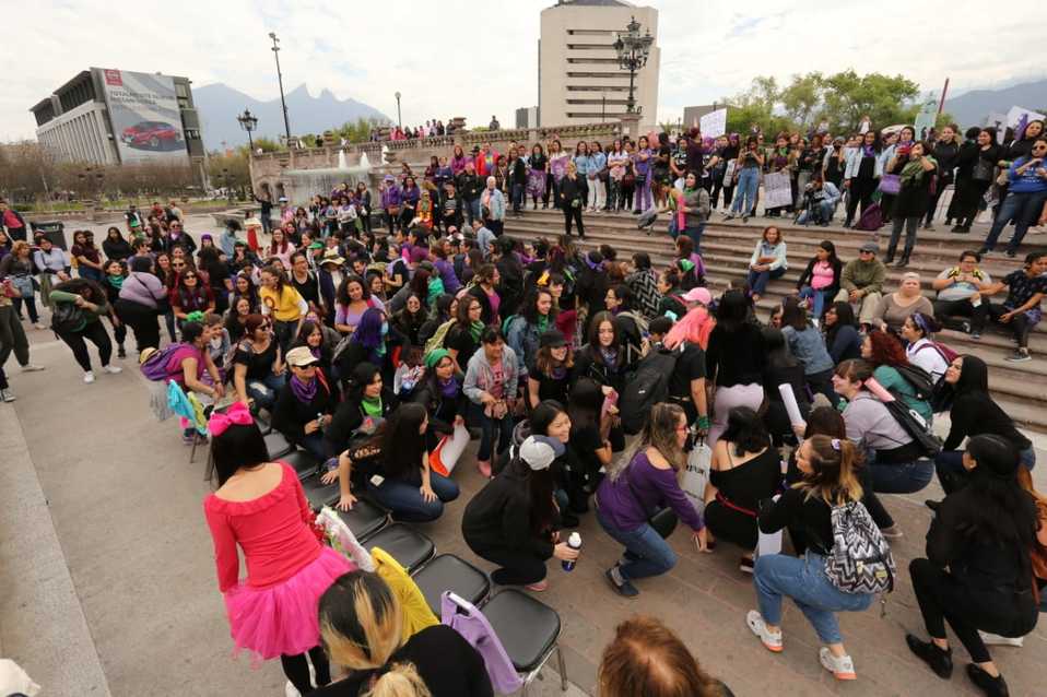 La cita estuvo marcada a las 14:00 horas en la Explanada de los Héroes. (Foto: Roberto Alanis)