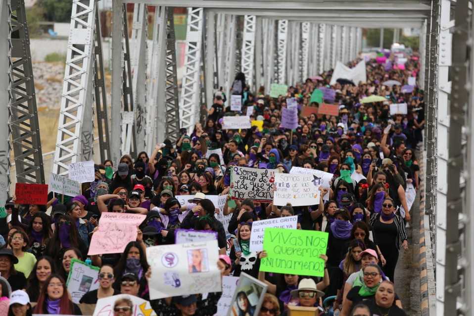 Con pancartas marchan mujeres en Coahuila