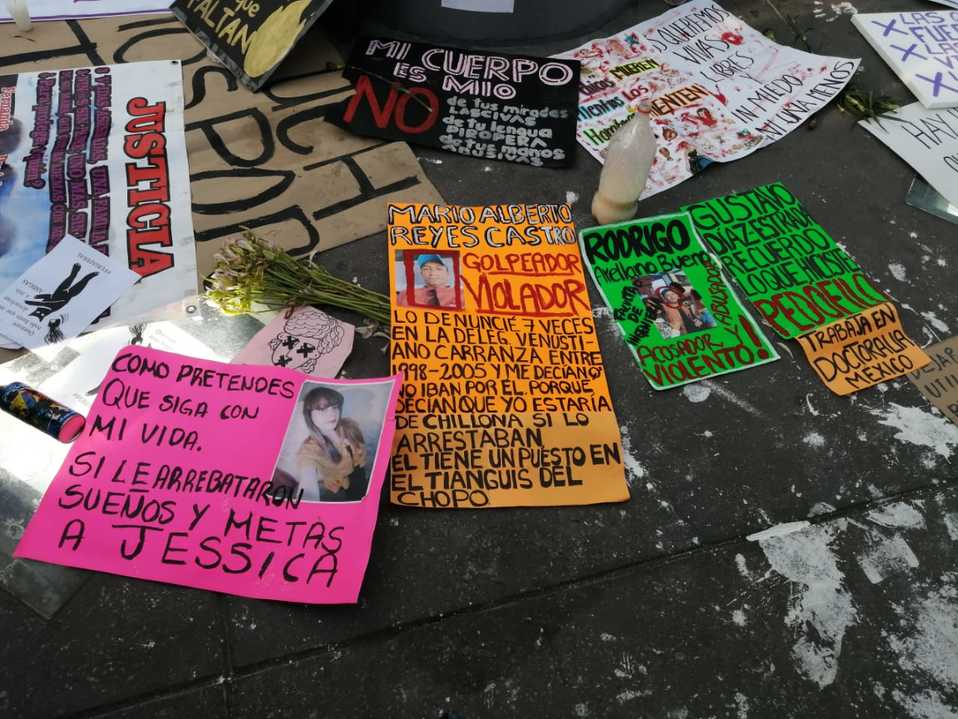 Dejan denuncias de feminicidio en el asta del Zócalo (Itzaxaya Campos)